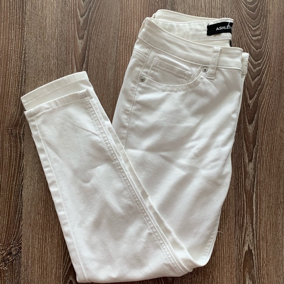 Ashley Mason | LA white cropped jeans - Picture 2 of 7